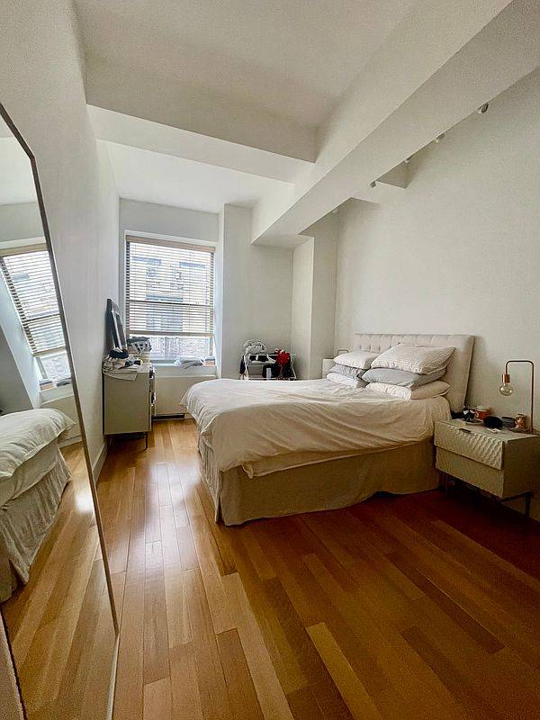 Huge 798 sf True one bedroom with South Eastern Exposure.