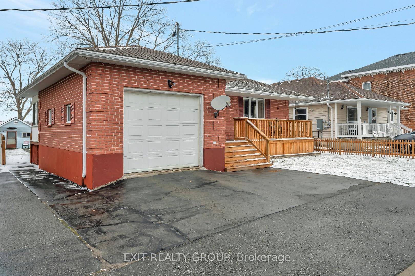 EXIT TO THE COUNTY ! All brick home in a great neighbourhood with a large fenced in back yard overlooking county recreational grounds.