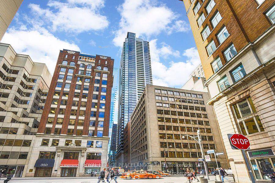 Absolutely Stunning Corner Unit In The Heart Of Financial District, Beside Sheraton, Across Nathan Phillips Square, Corner Unit, Lot Of Natural Light amp ; Amazing Unobstructed City View, 2 Bedrooms ...