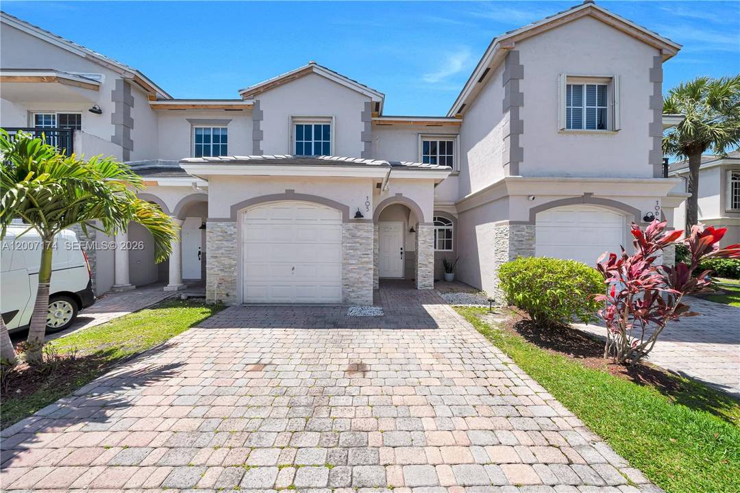 Welcome to one of Kendall s best kept secrets, Kendall Village Townvillas, an intimate and highly sought after community of just 87 residences built in 2002.