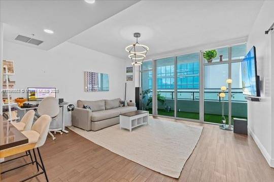 Welcome to Unit L202 at Midtown 4 a sophisticated 1 bed 2 bath condo spanning 711 sq ft, built in 2008.
