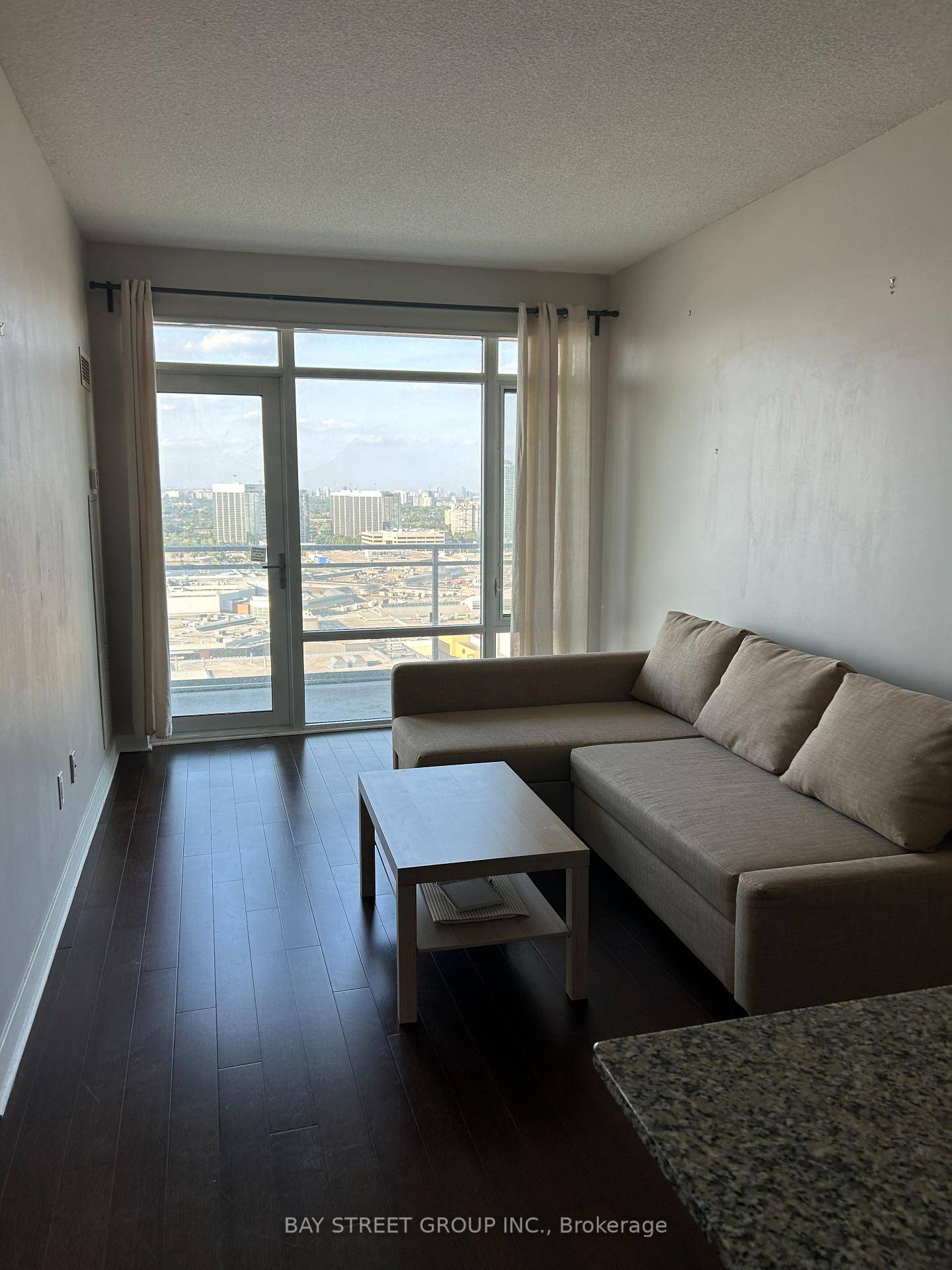 A Beautiful Luxury Condo With Fantastic View In The Heart Of Mississauga, Well Kept Unit.