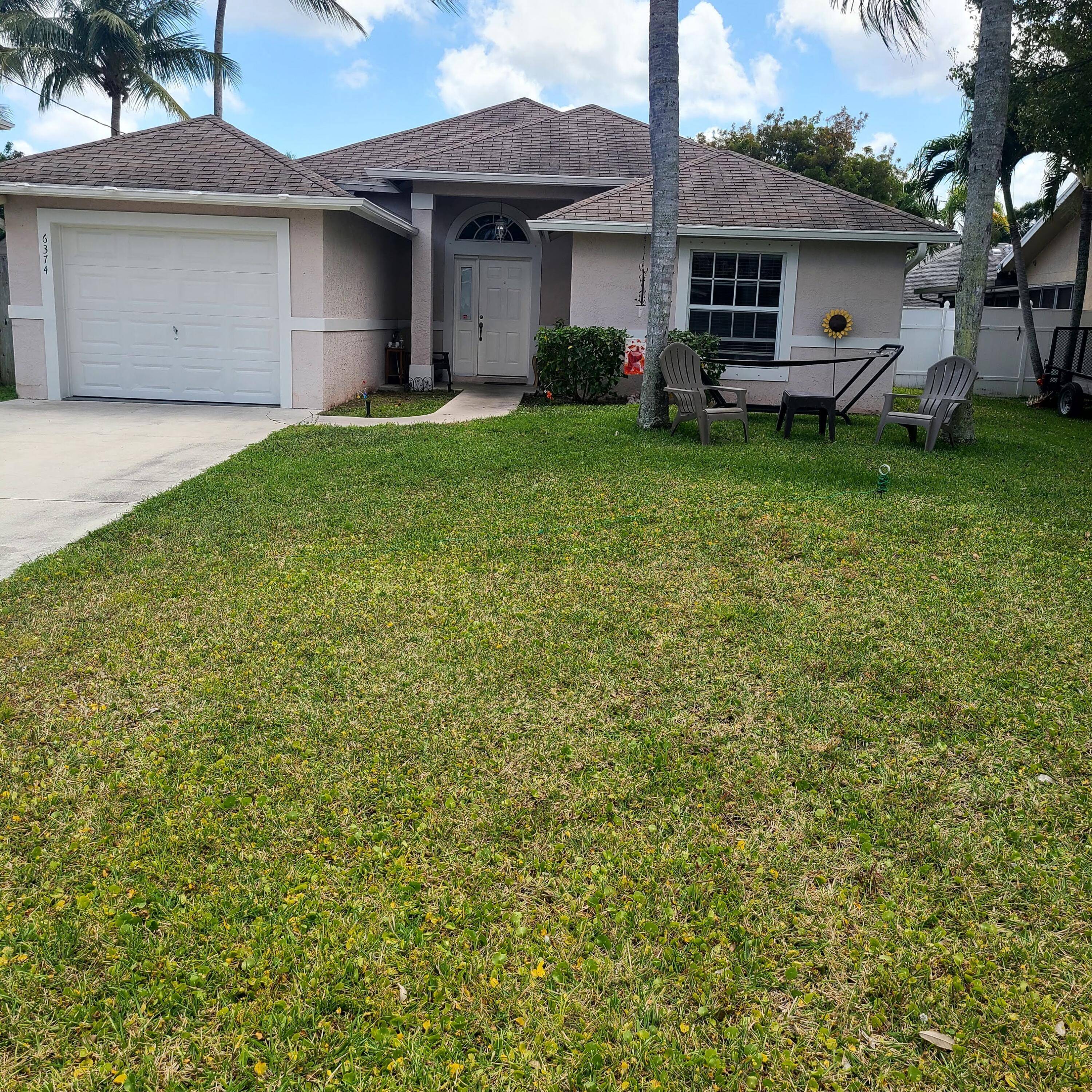 Gorgeous 2 2 Pool home Huge master suite, with a huge master bathroom separate shower roman tub, walk in closet.