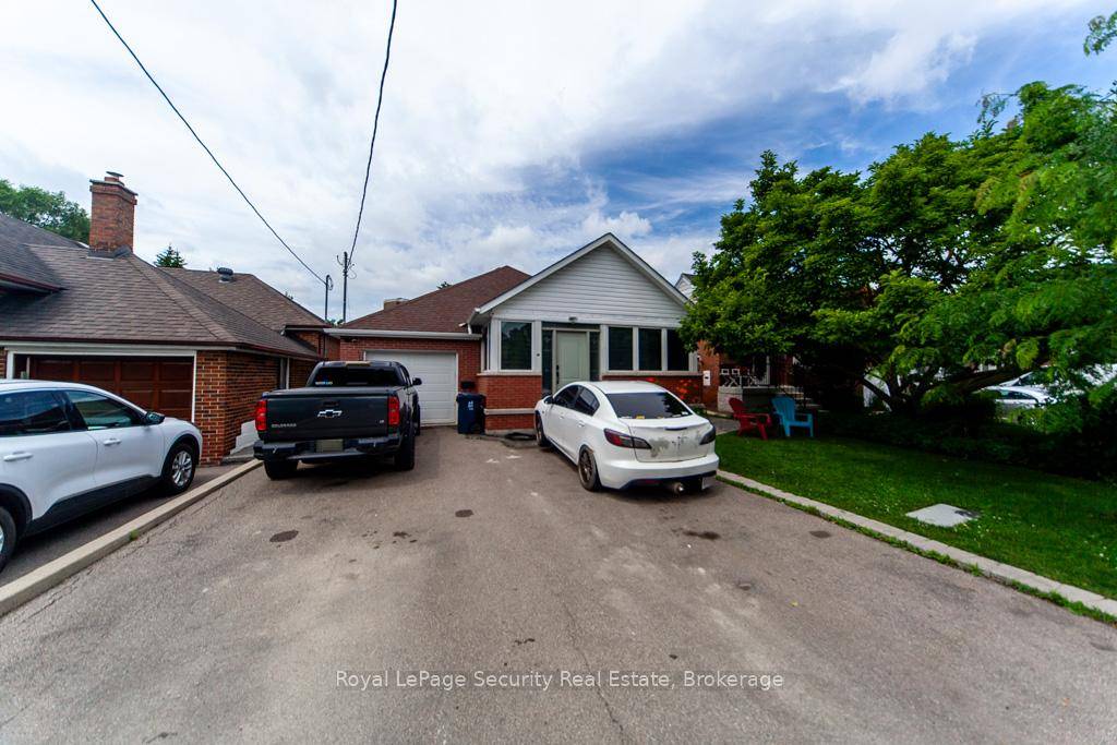 Fantastic Opportunity to buy this one of a kind Bungalow in a quite family neighbourhood.