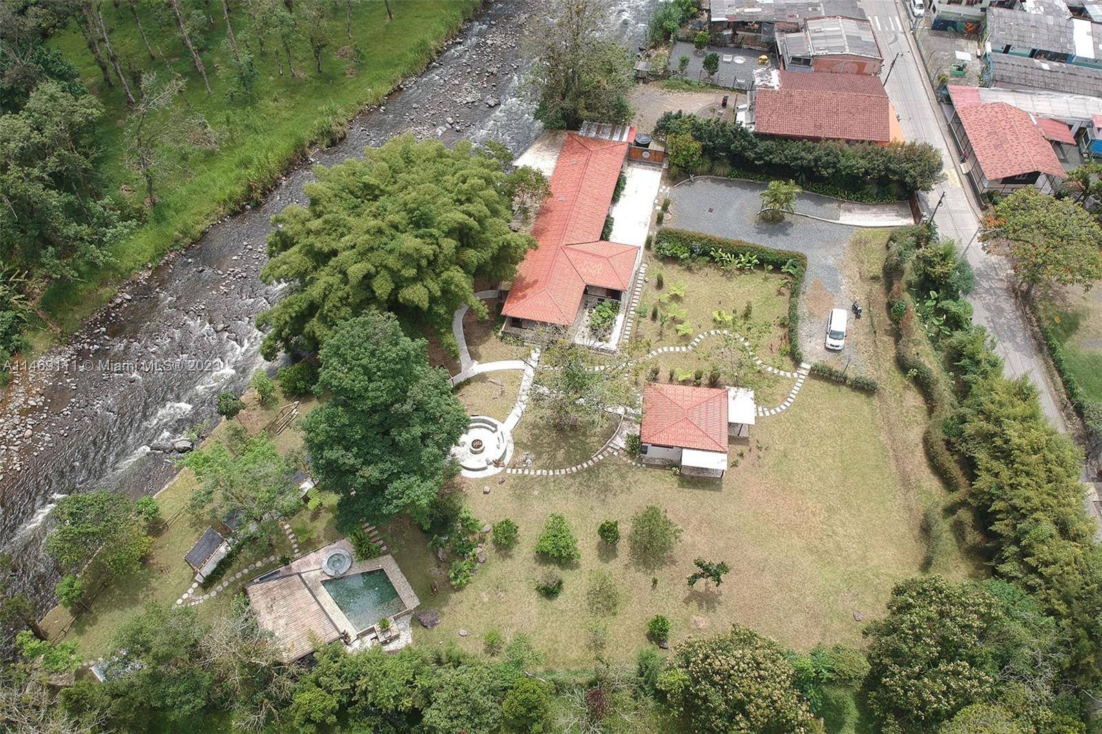 La Casa de Río La Calamuchita is a bed breakfast ideal for investors located in the city of Pereira, Colombia, on the banks of the Otún River, 15 minutes from ...