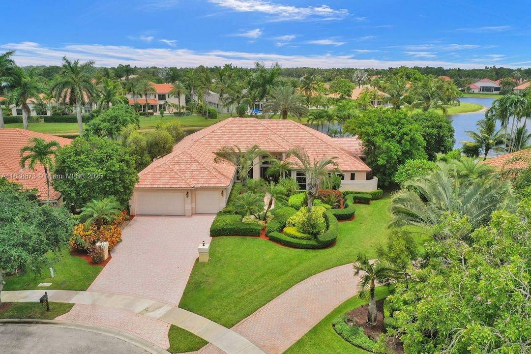 We are pleased to present this rarely available home in WHCC with huge 1 1 Guest House on over 1 2 acre waterfront point lot !