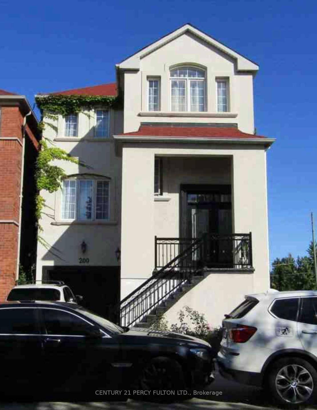 This beautifully maintained 3 bedroom, 3 bathroom freehold townhome is nestled in the heart of the sought after community.