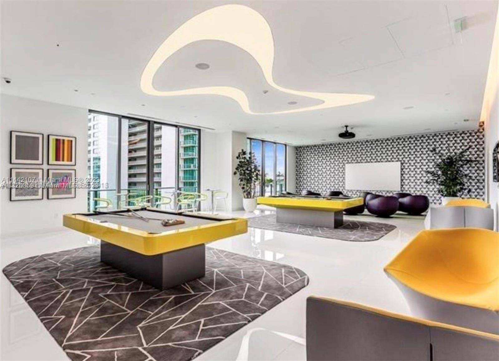 Amazing unit at Paraiso Bayviews, this 3 bedroom, 2 bathroom corner unit offers an open kitchen and living space with floor to ceiling and a wrap around balcony.