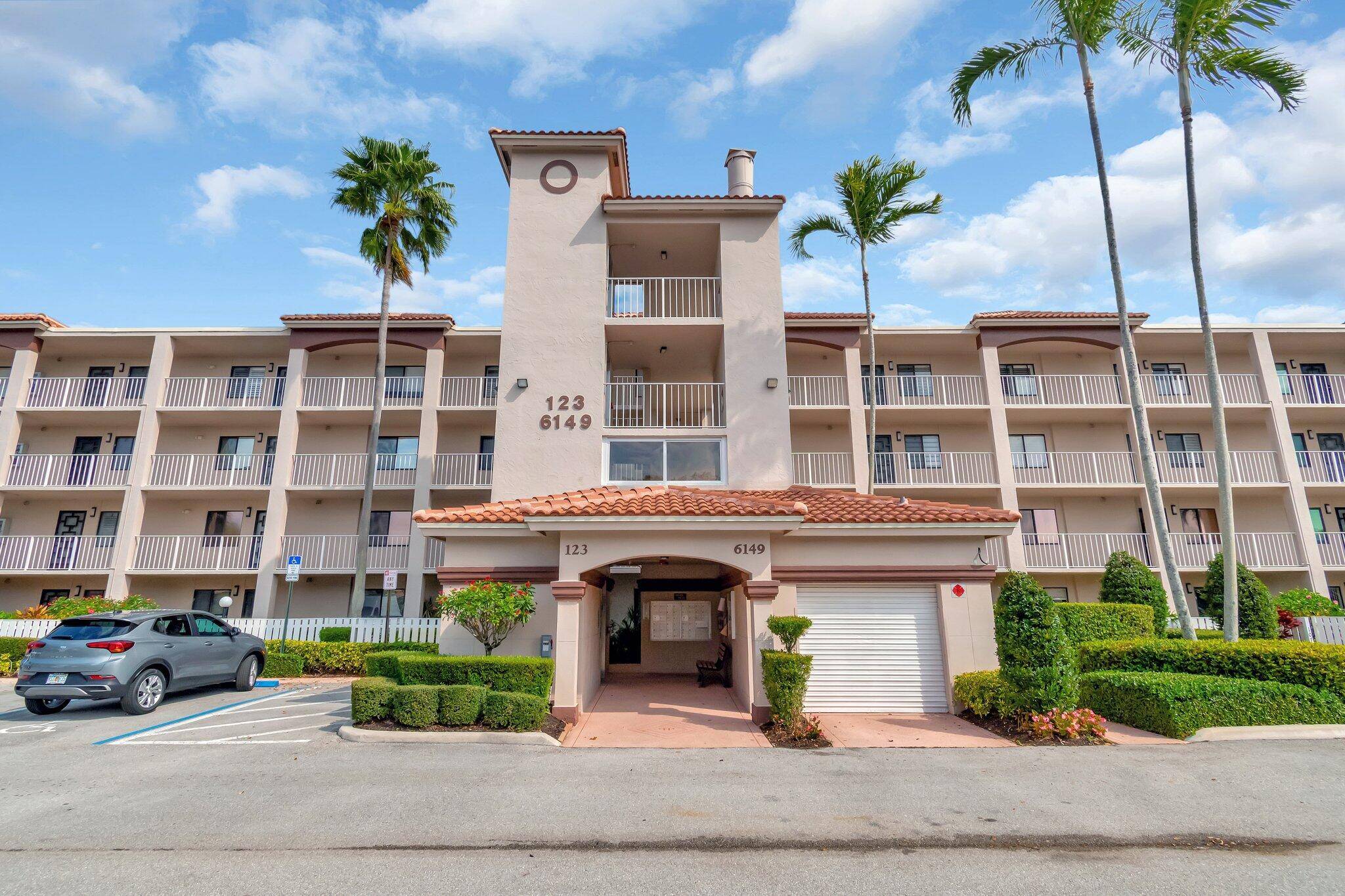 Gorgeous 2 Beds, 2 Bath Condo with Spacious Den Stunning Lake Views !