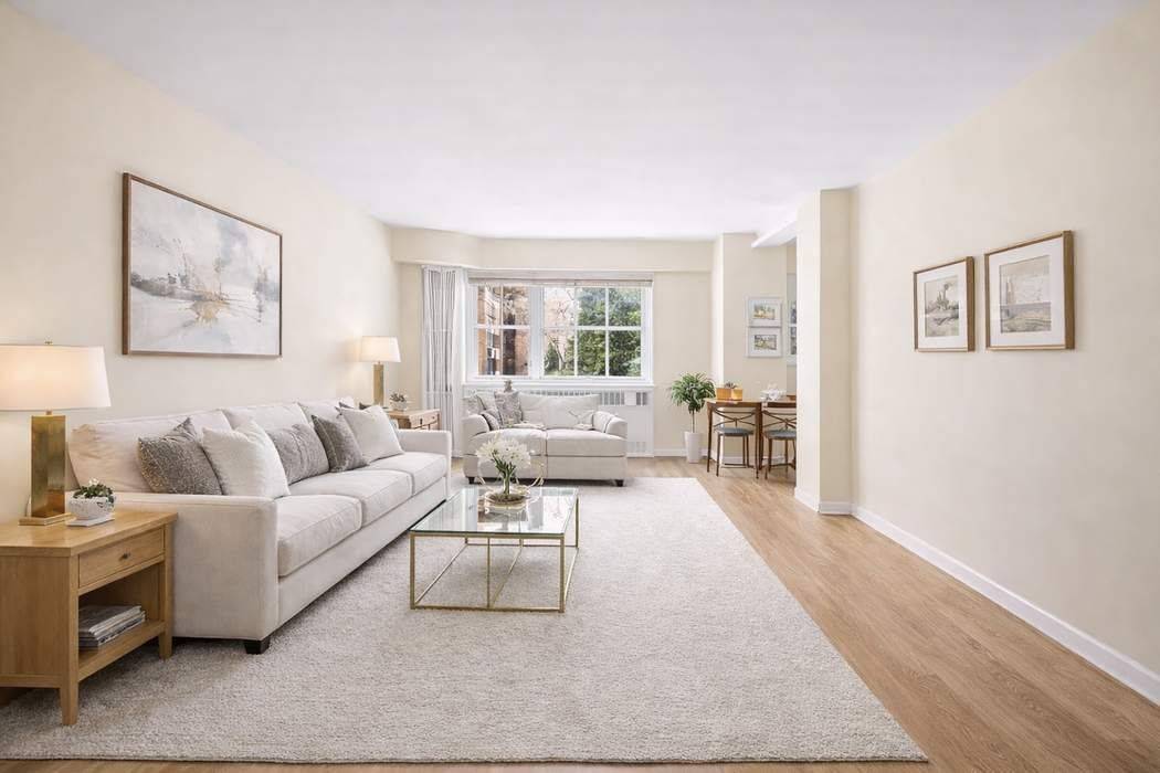 East Facing Junior 4 at 35 Park Avenue Murray Hill Welcome to this elegant, east facing Junior 4 residence at 35 Park Avenue, a distinguished full service cooperative built in ...