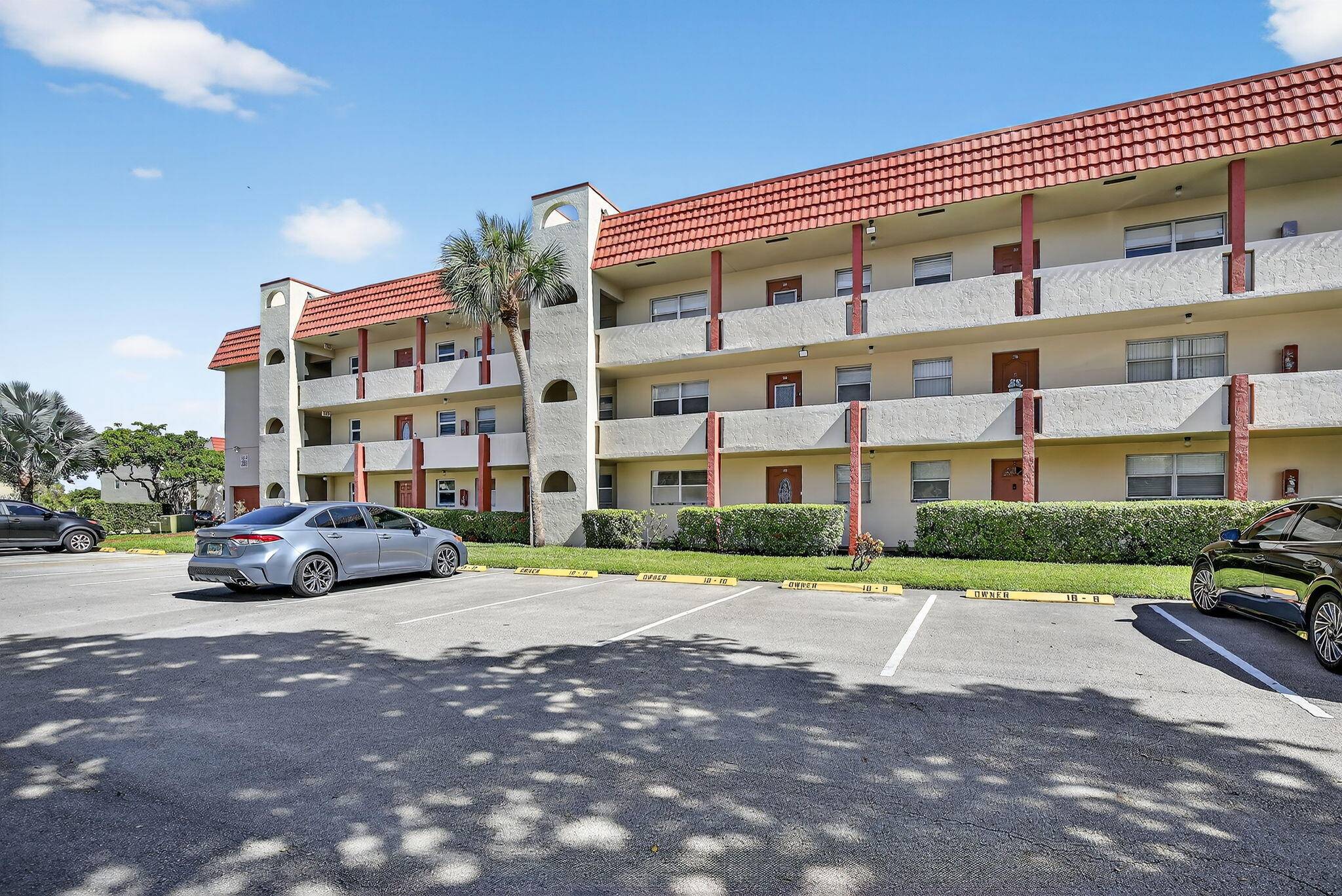 Step into style and comfort with this charming1bedroom, 1bath condo.