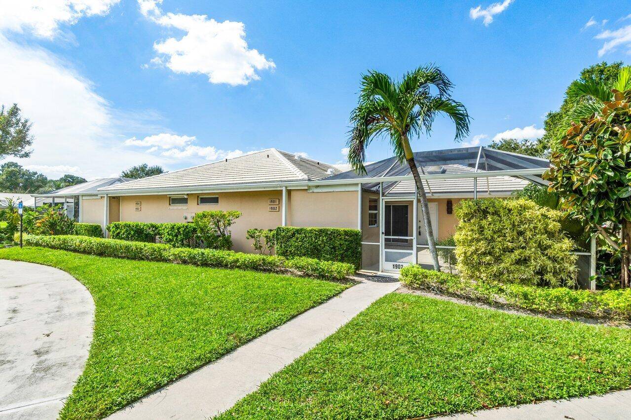 Fabulous single story townhome in excellent condition in the heart of Palm Beach Gardens.