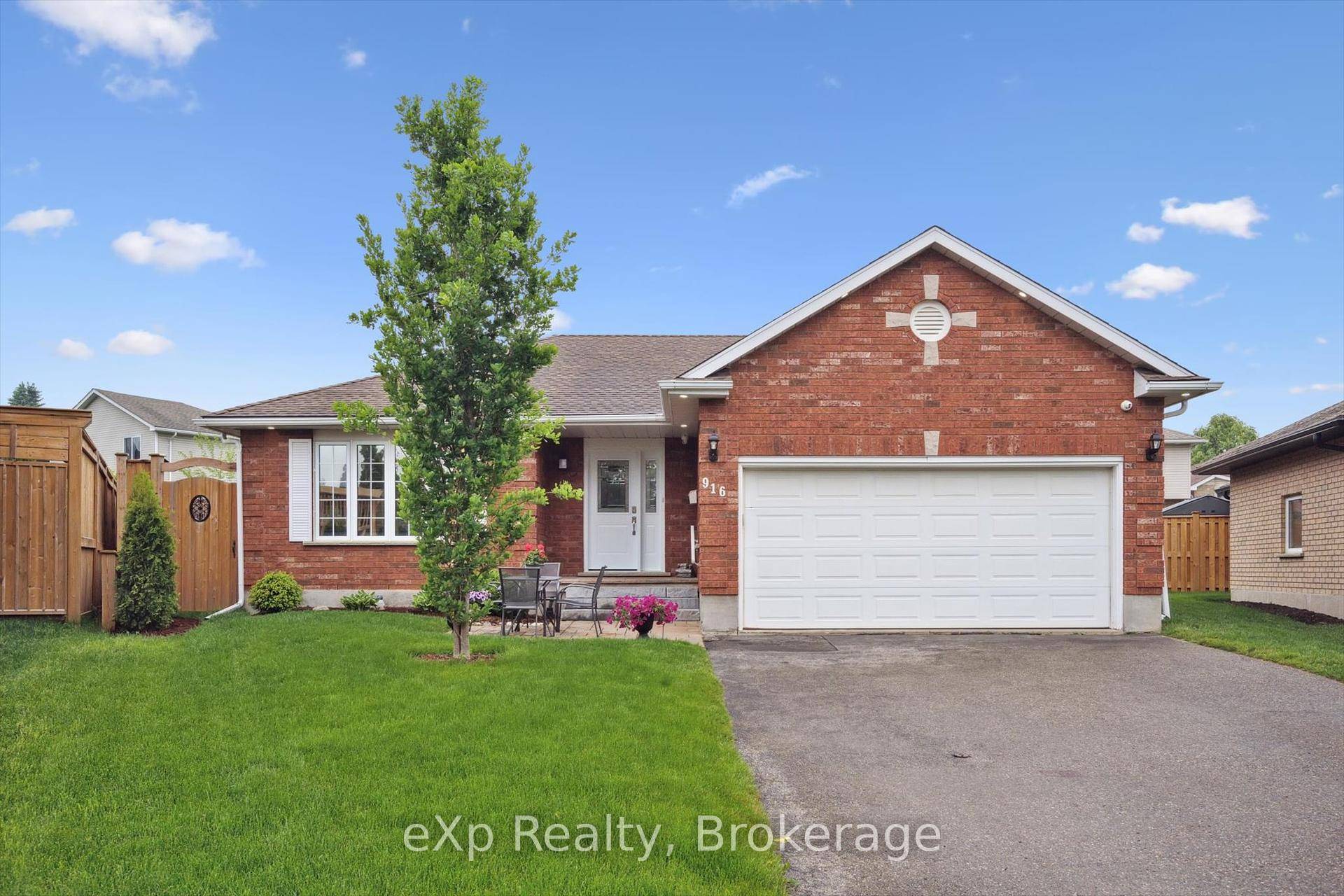 Welcome to 916 Keewatin Place, a charming bungalow tucked away on a short, quiet cul de sac in one of Kitcheners most family friendly neighbourhoods.