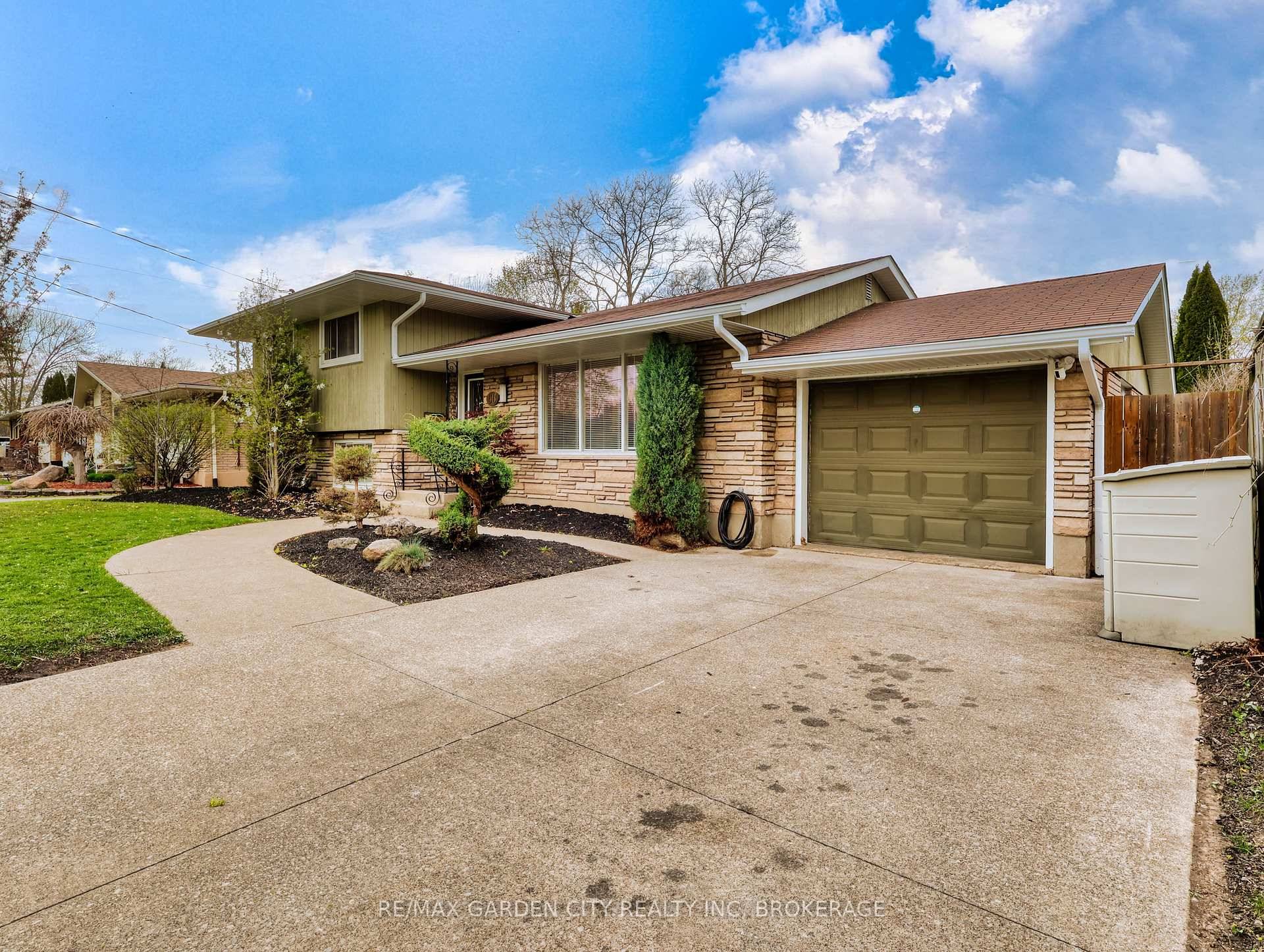 Northend renovated 4 Level sidesplit with garage and 6 car parking dble concrete drive in an awesome neighbourhood near the Welland Canal.
