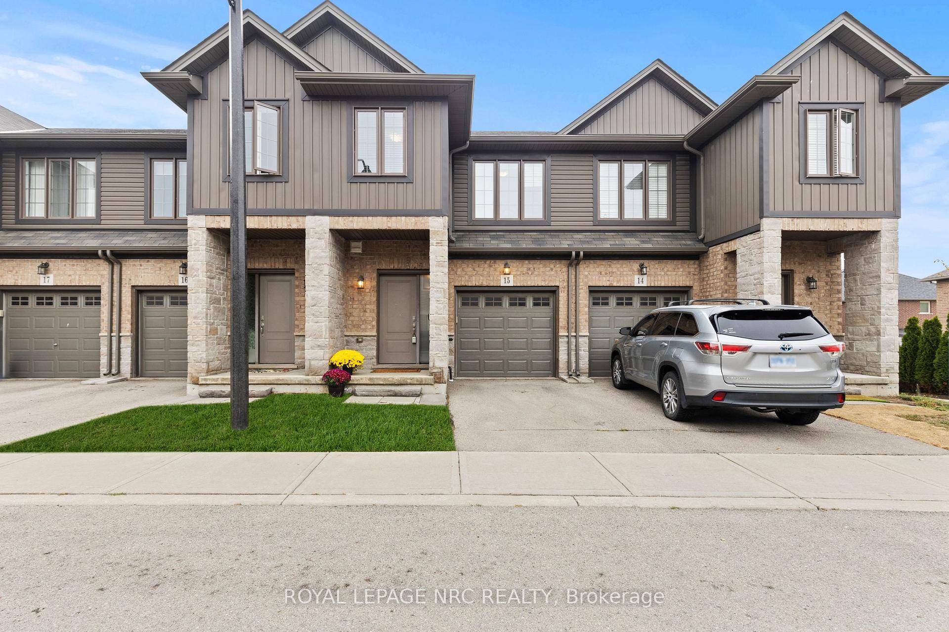 Welcome to this beautifully maintained 2 storey condo townhouse, perfectly situated in a quiet, family friendly area of Hamilton, just minutes from schools, parks, and everyday conveniences.