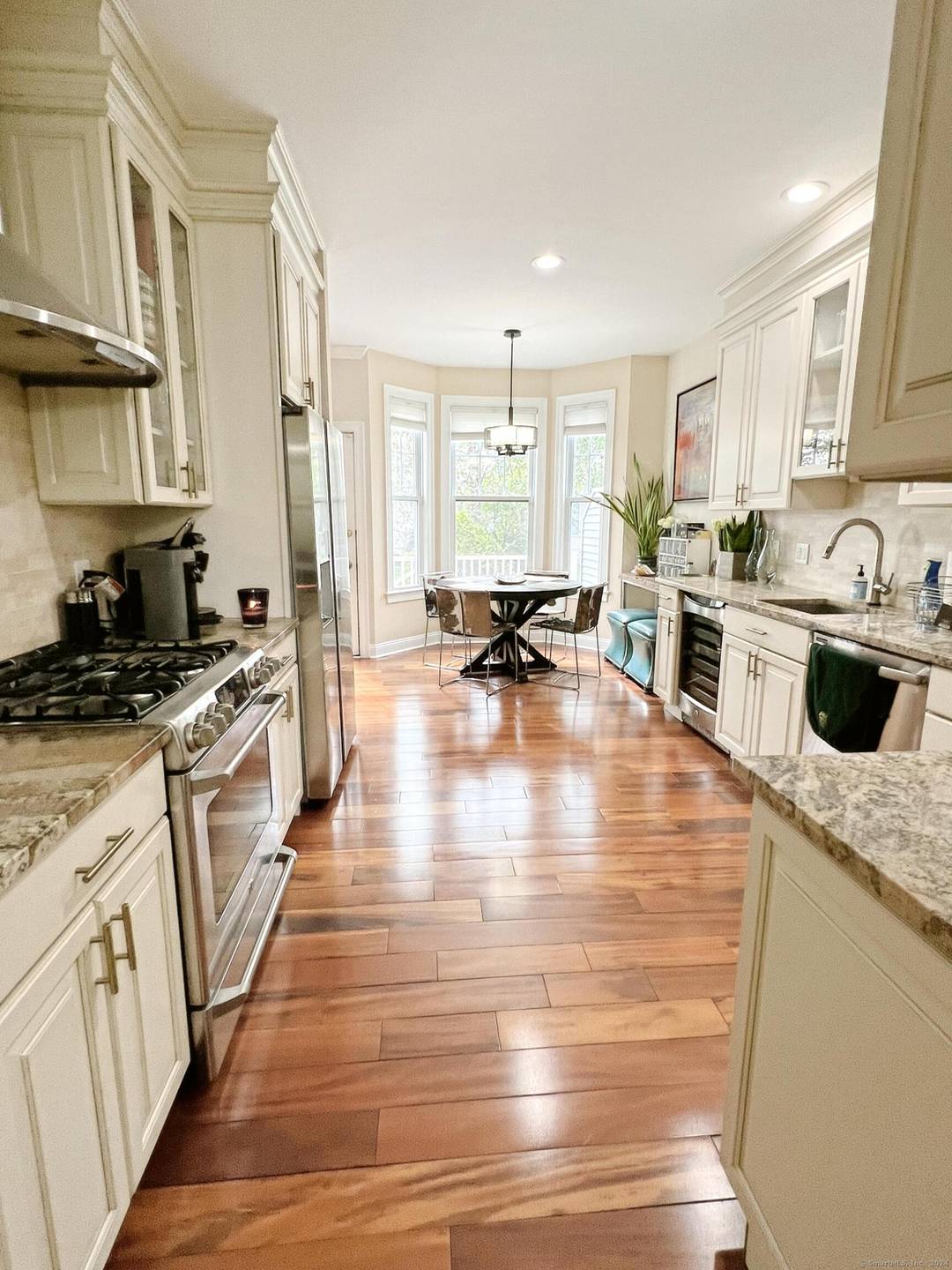 Welcome to the sought after Timber Oaks tri level townhouse !