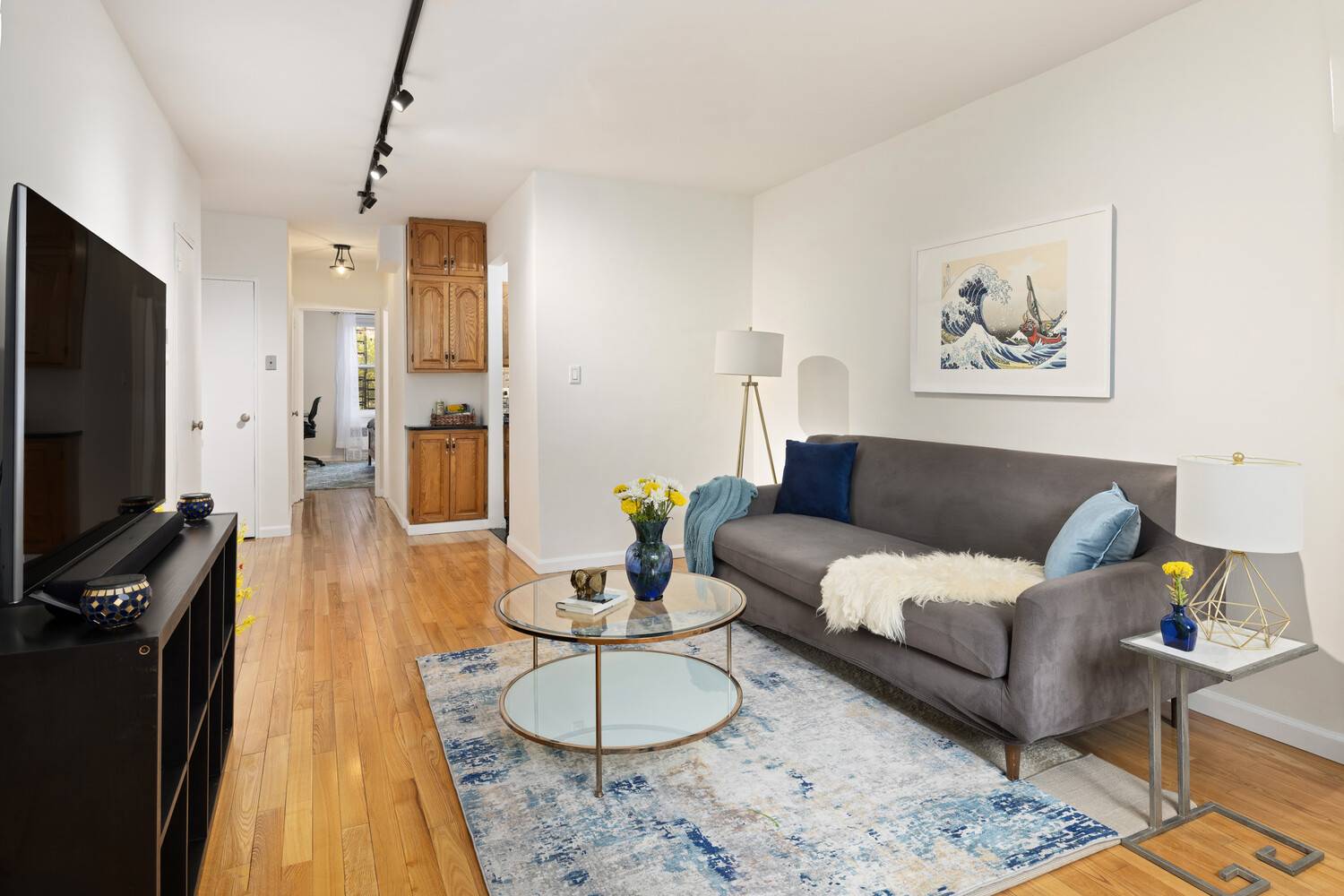 High Floor Corner Renovated Move in Ready this Generous One Bedroom has Triple Exposures, S, E amp ; N making this space open amp ; airy, allowing sunlight to stream ...