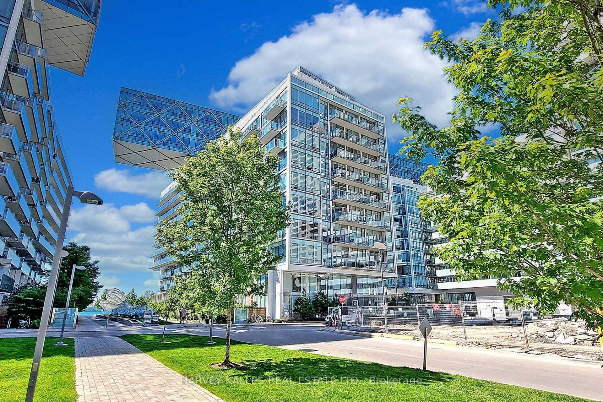 Enjoy direct and unobstructed breathtaking lake views from this spacious 2 bedroom, 3 bathroom suite family room.