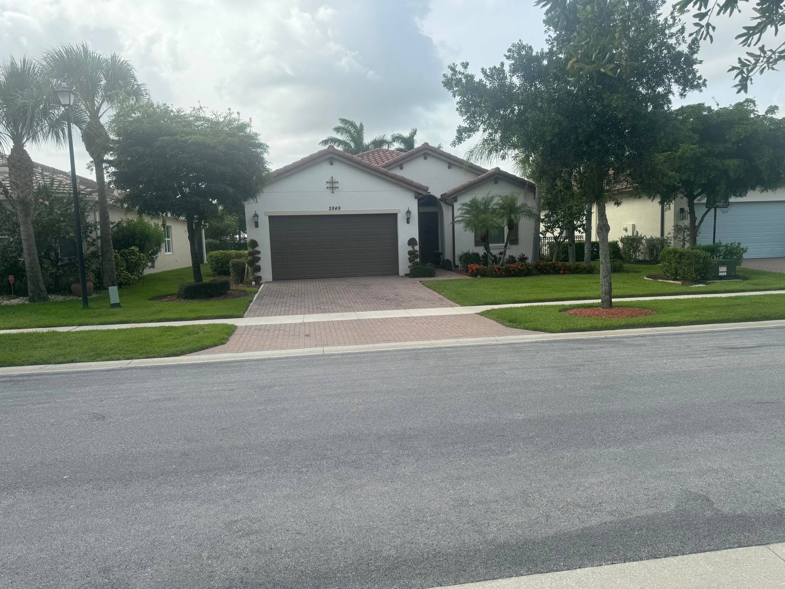You will fall in love with this impeccable single story house in the fantastic community of Porto Sol !