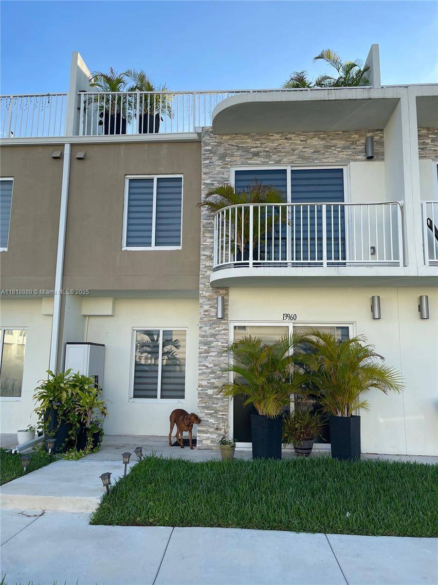 Townhouse in the Heart of Homestead !