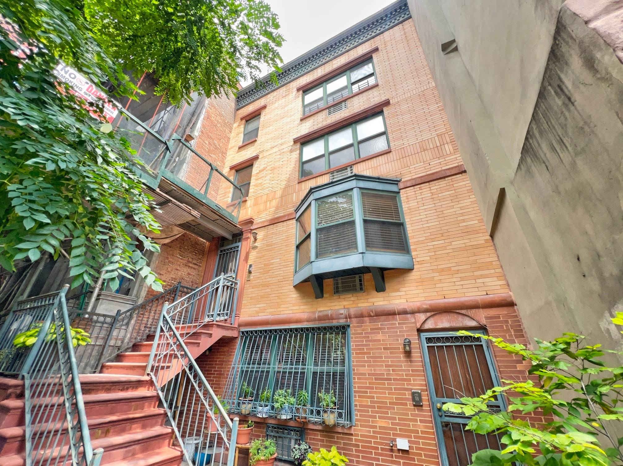 Introducing a spacious 3 bedroom apartment located in vibrant South Harlem.