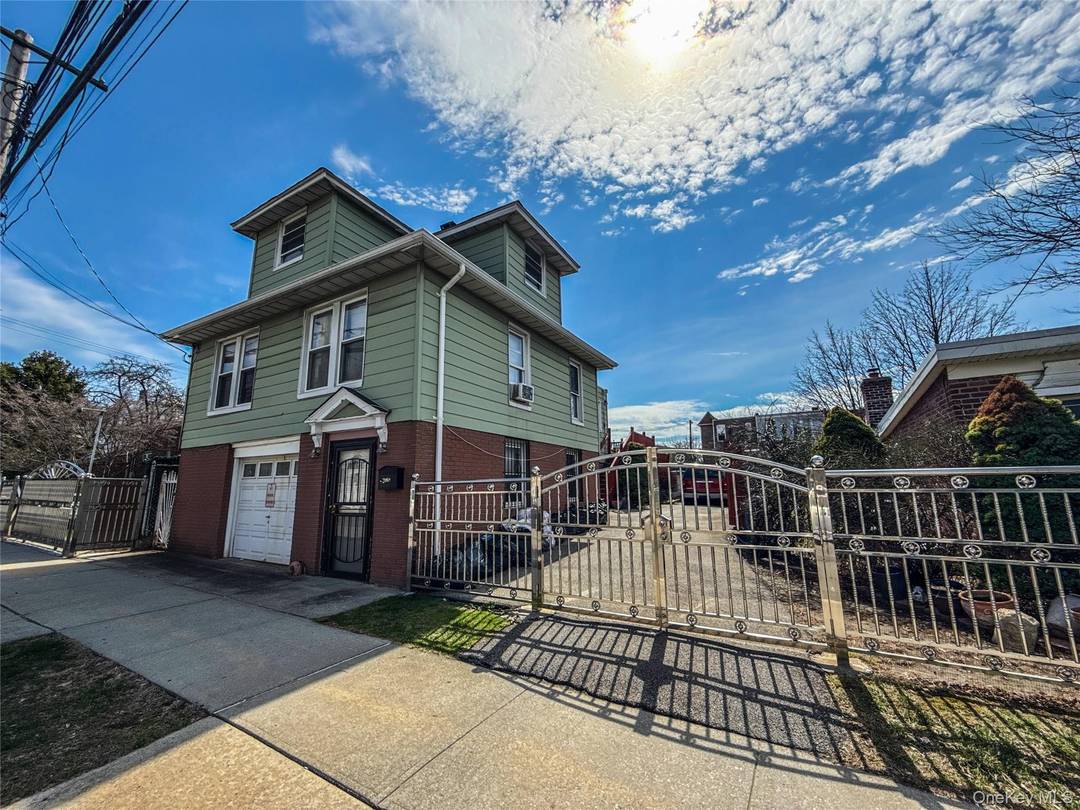 Nestled in the heart of Castle Hill, this spacious 5 bedroom, 1 bathroom Bronx duplex offers a versatile layout perfect for comfortable city living.