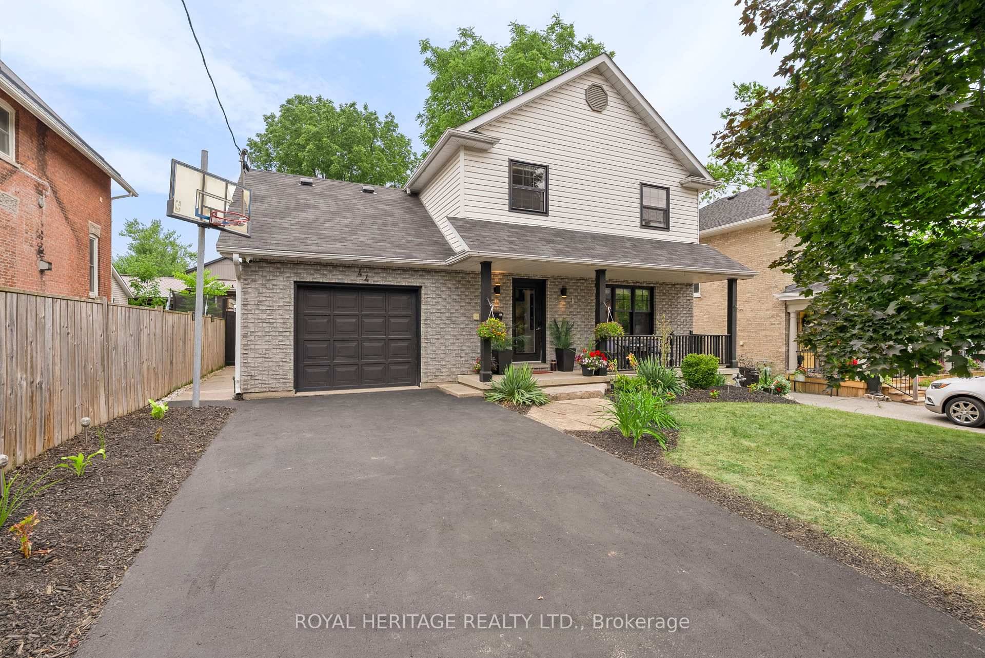 Backyard Oasis in Lindsay's Sought After North Ward !
