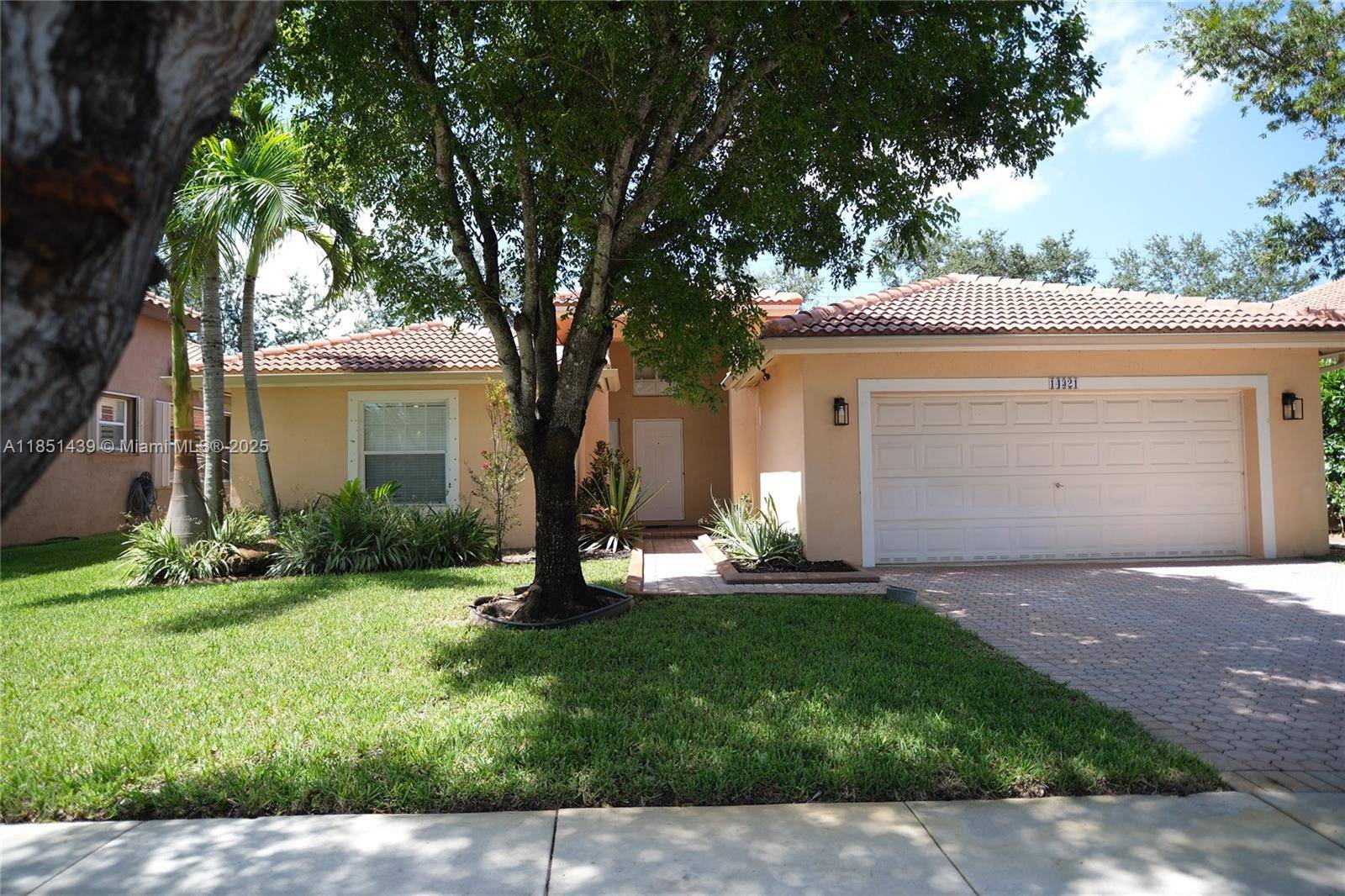 VERY WELL MAINTAINED HOUSE WITH A POOL IN WINDSOR PALMS STRAFORD COURT.