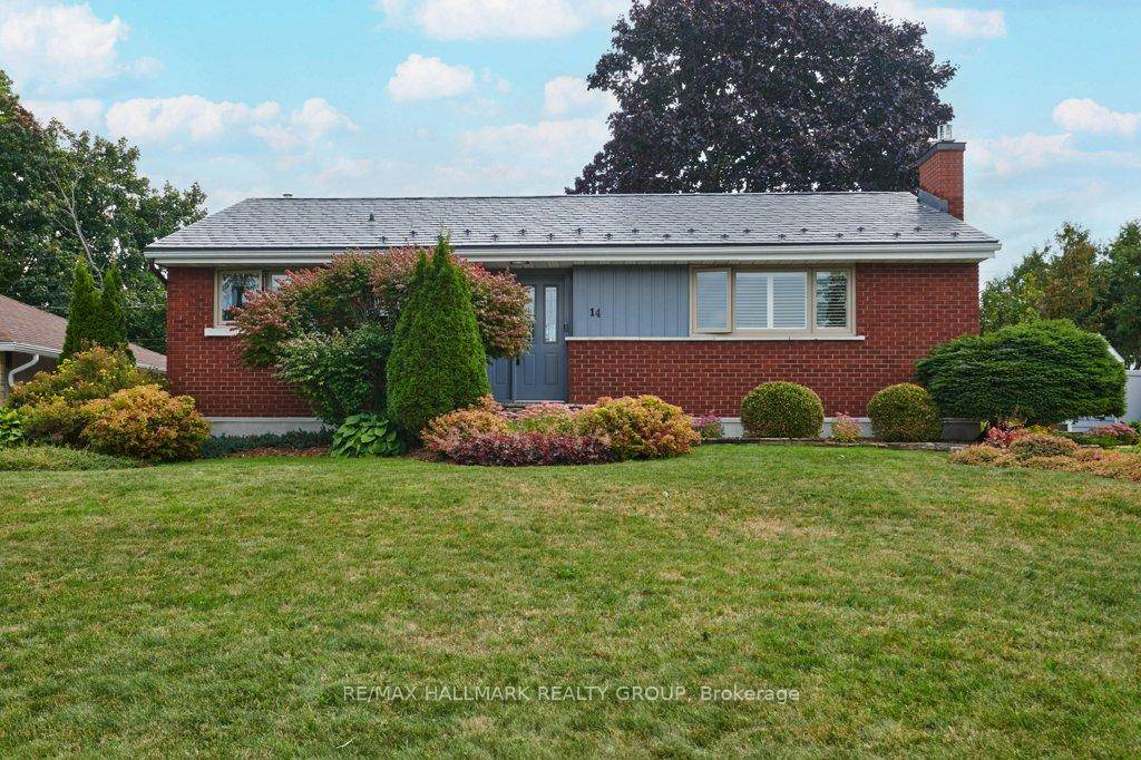 Just move in ! This impeccably maintained and beautifully updated 2 bedroom plus den bungalow is a true SHOW HOME, ideal for downsizers or first time buyers.