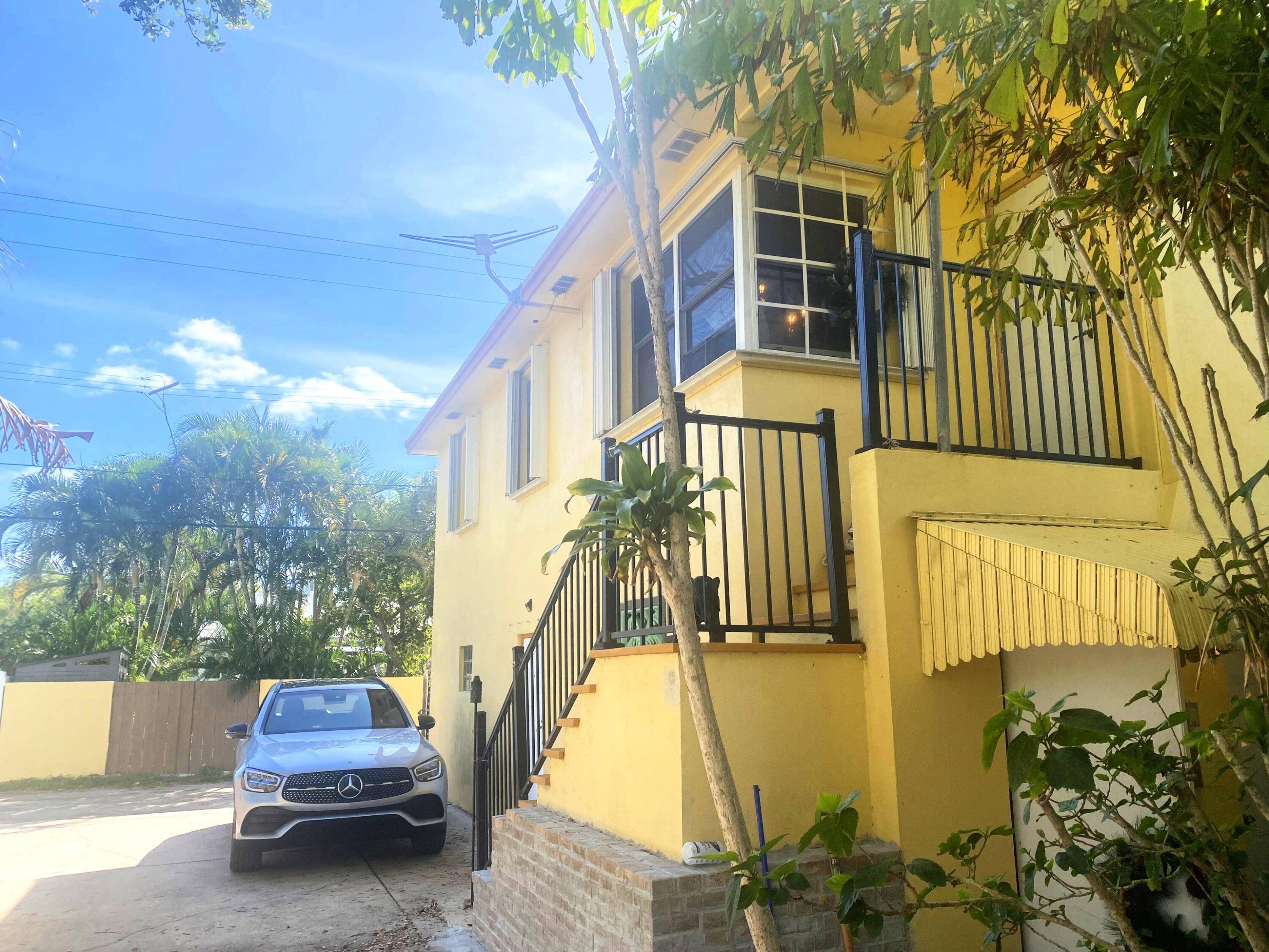 LOCATION ! Great Opportunity Zoning Residential, and Commercial Office, Retail or Medical.