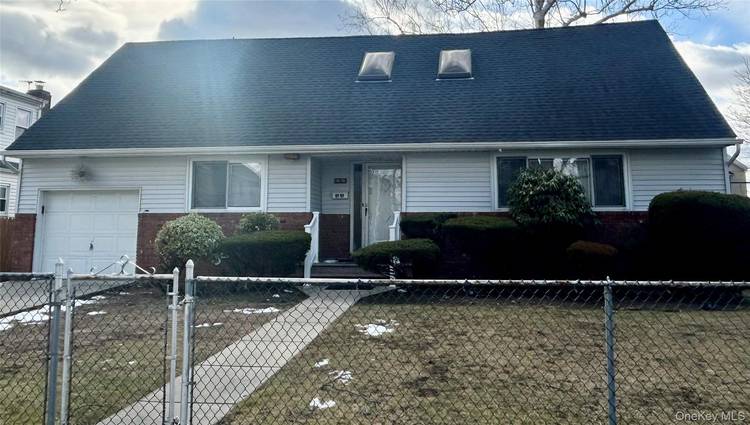 BEAUTIFUL AND VERY RARE GEM IN QUEENS.