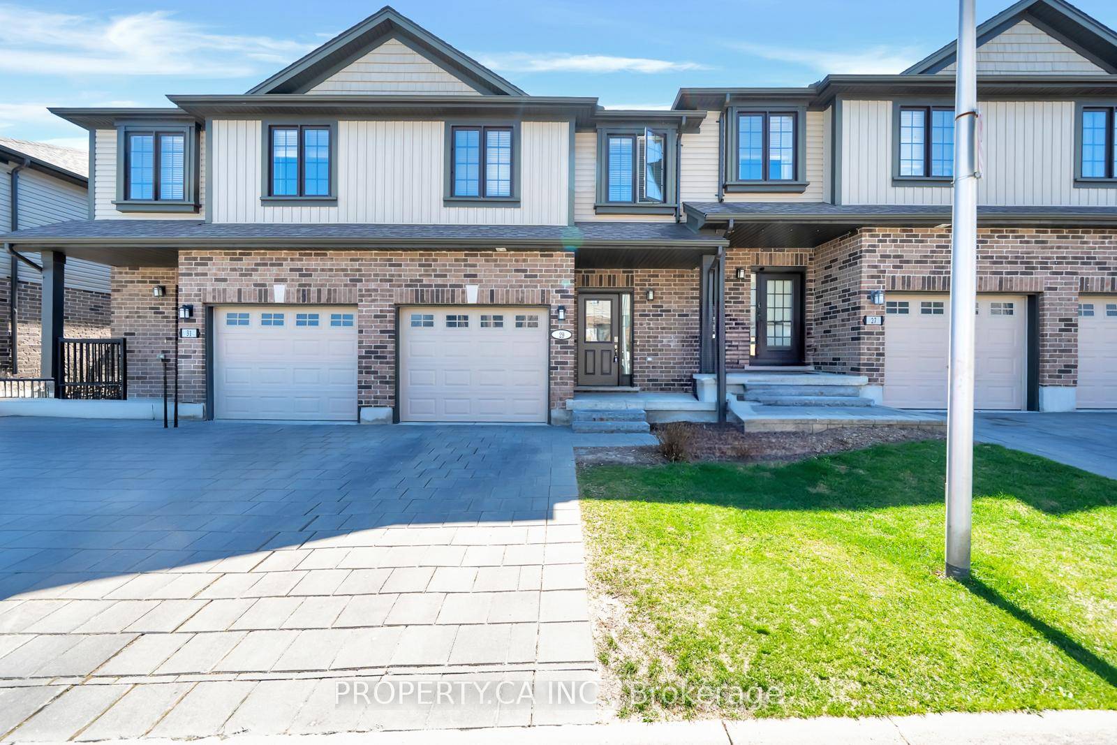 Bright and spacious 3 bedroom, 3 bath townhome freshly painted and move in ready, set in one of London's most desirable neighbourhoods, this home combines smart design with modern style.