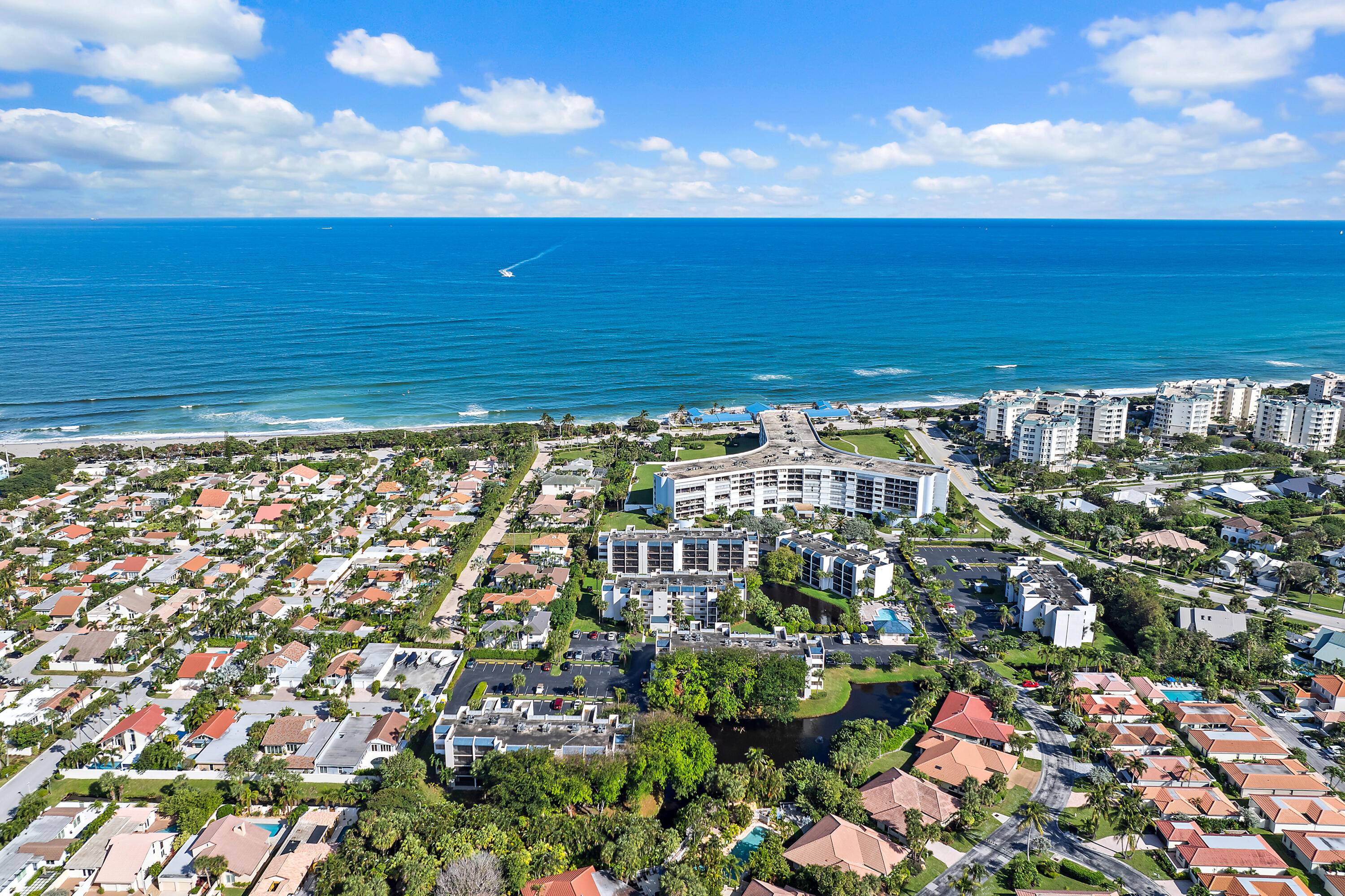Located in Jupiter Ocean Racquet Club, this 935 sq ft 1 bedroom, 1.