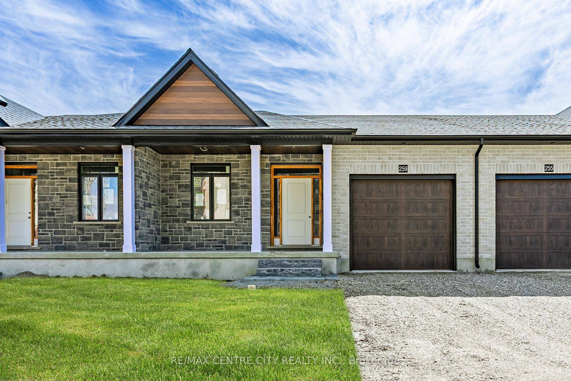 NO CONDO FEES Welcome to 259 South Carriage Rd built by Kenmore Homes ; builders of quality homes for 70 years.