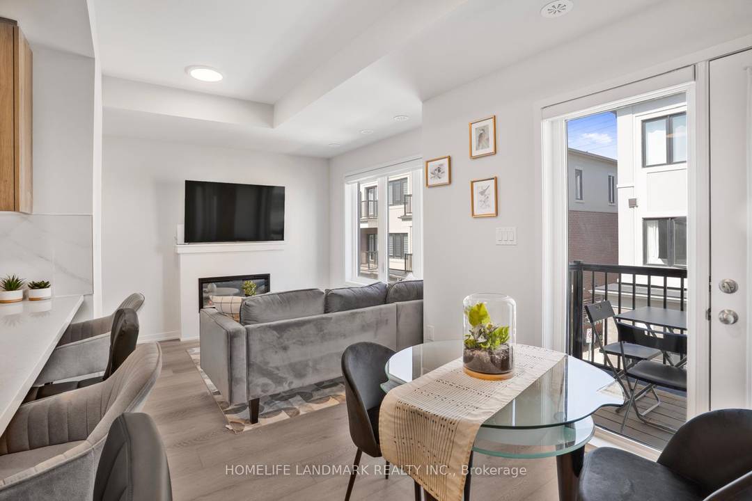 Welcome to this South facing fully furnished 2 bedrooms townhouse by TREASURE HILL, minutes away from Hwy 404.