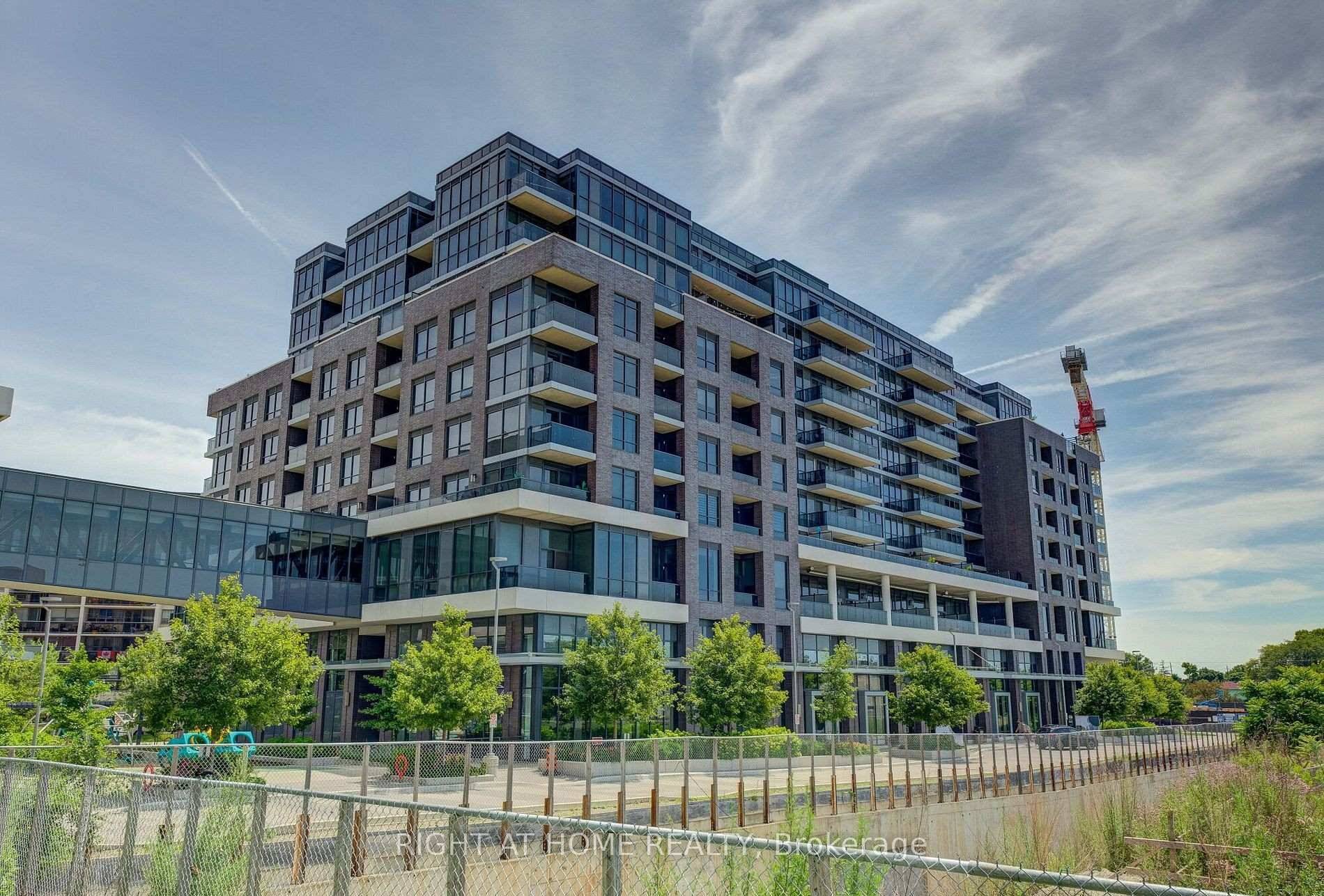 Power of Sale Move in Ready 2 1 Bed, 2 Bath Bright and Clean Unit with Park Views Spacious 700 sqft of Living Space Walk In Closet with 4pc Ensuite ...