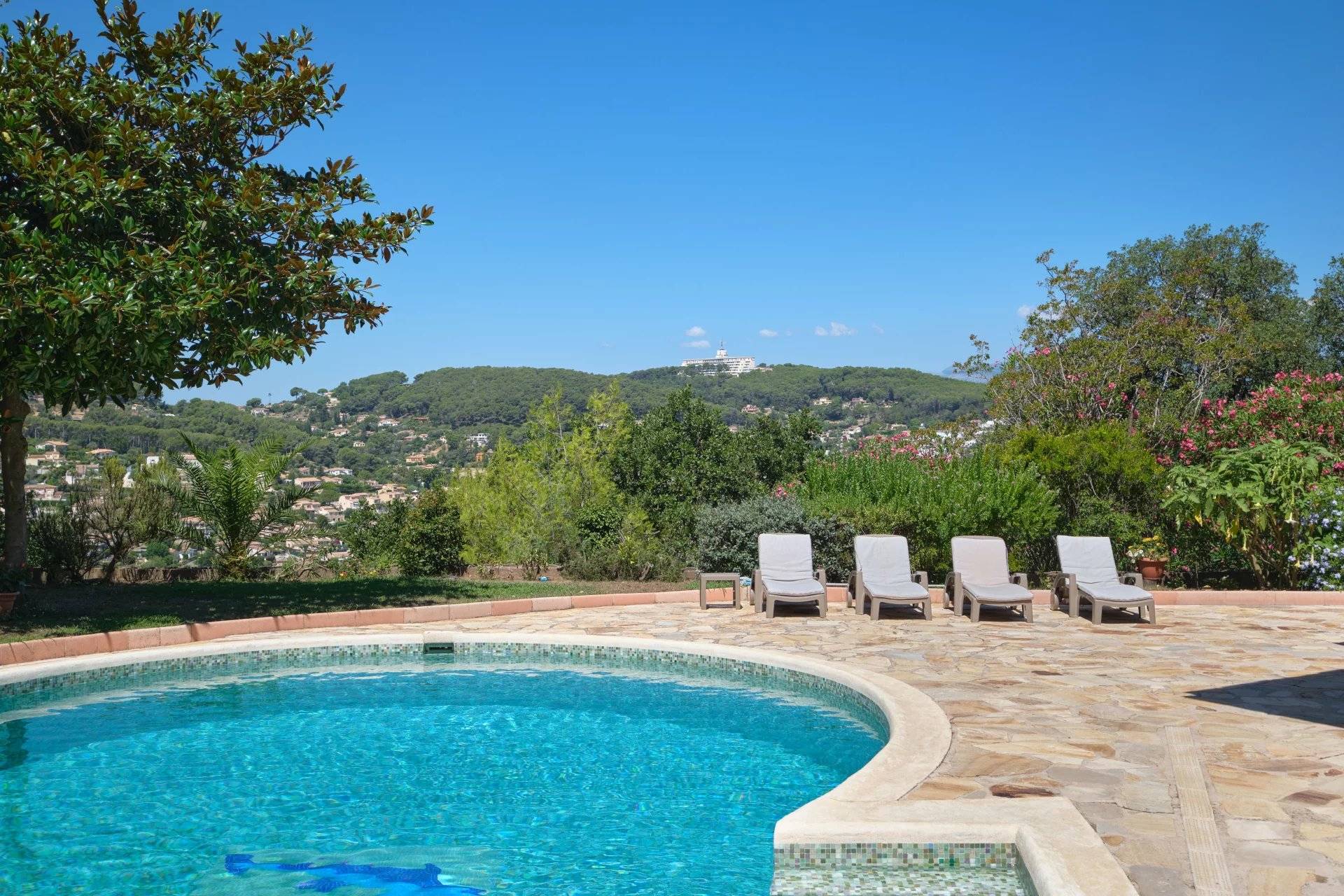 Super Cannes - Villa of approx. 300m² to renovate with swimming pool and commanding mountain views