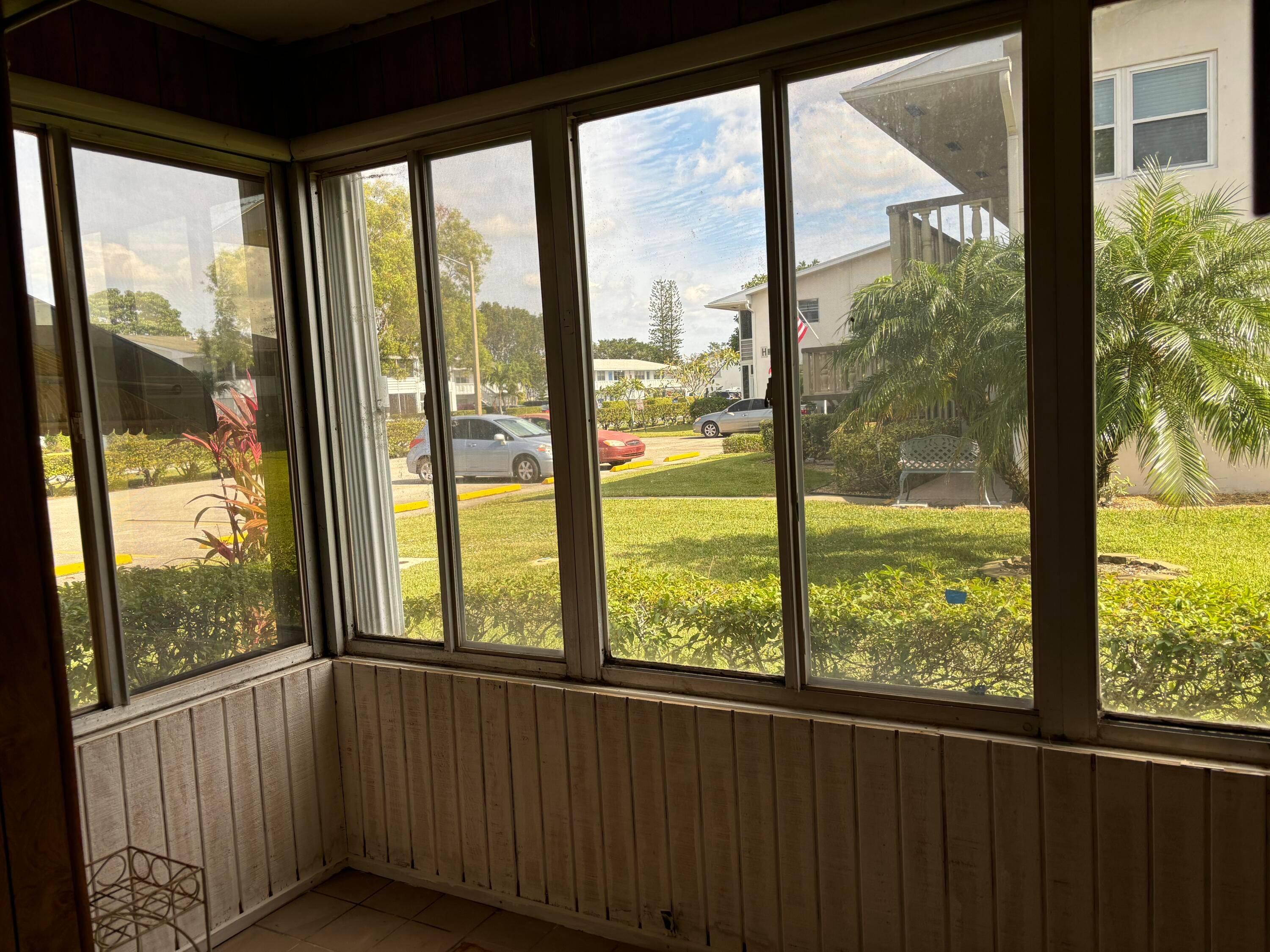 COME AND ENJOY THIS 2 BEDROOMS 1.