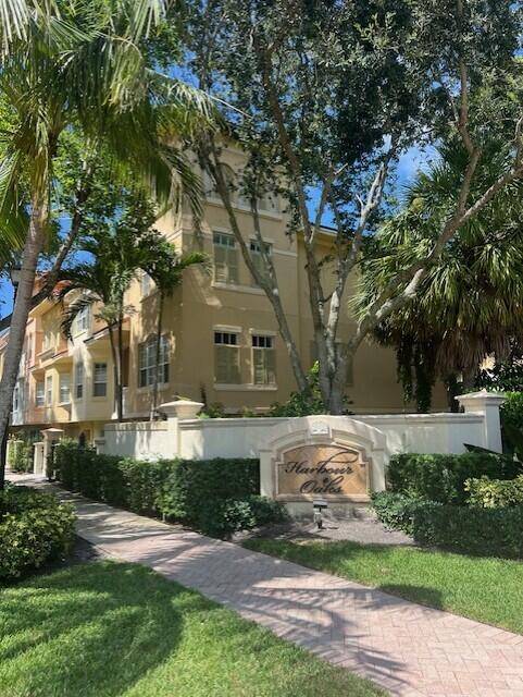 Luxury Townhome Living in the Heart of Palm Beach Gardens located in the desired Harbour Oaks Community !