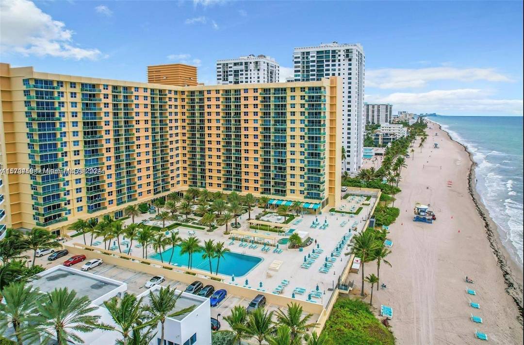 Stunning Turn Key Penthouse studio with Intracoastal and City Views at The Wave on Hollywood Beach !