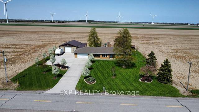 20357 Port Road, Merlin Welcome to this beautifully renovated 3 bedroom, 3 bathroom home, perfectly situated on an impressive 153 ft x 195 ft lot.