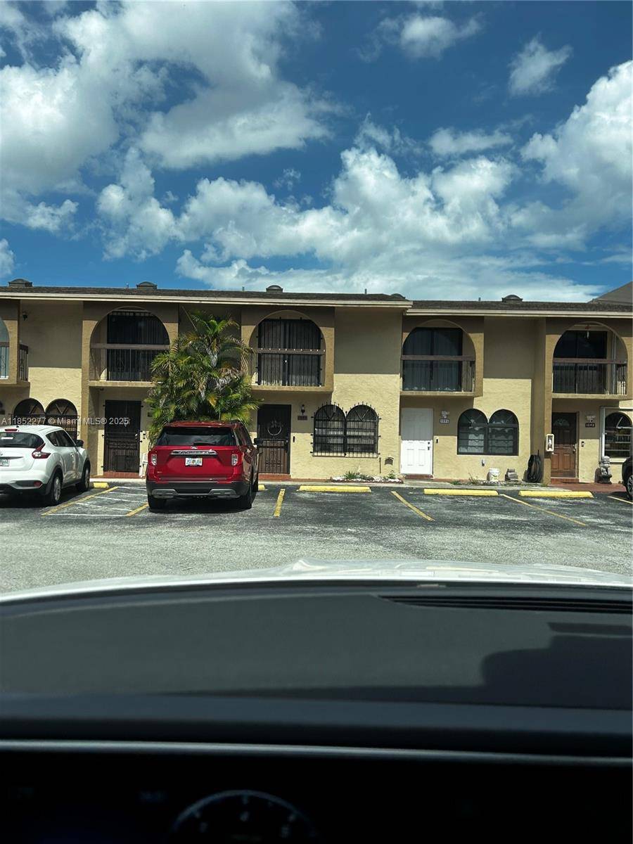Charming town home in the heart of Hialeah !