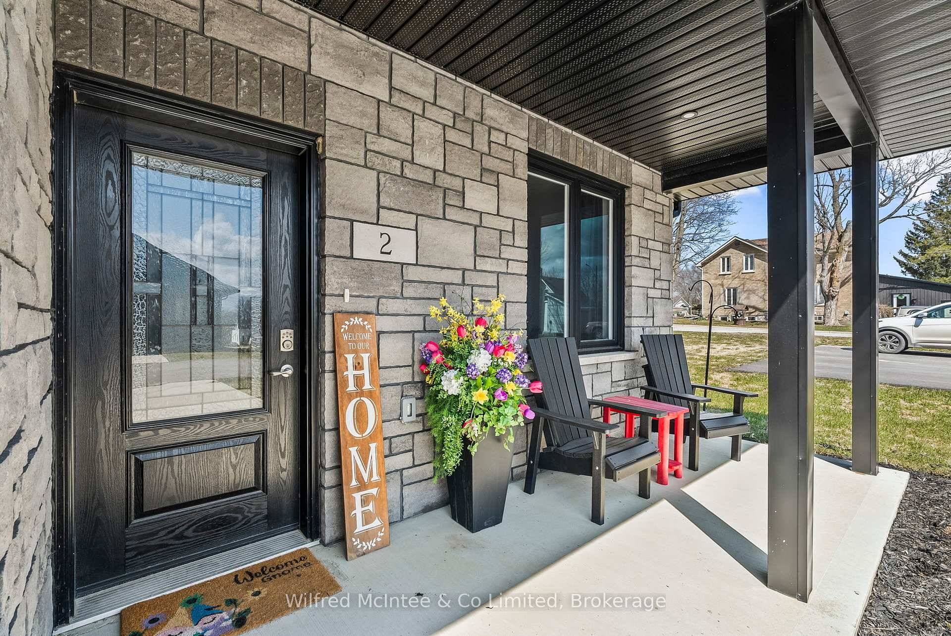 Welcome to carefree living in this impressive life lease end unit, located in a quiet and friendly 50 community in the charming town of Chesley.