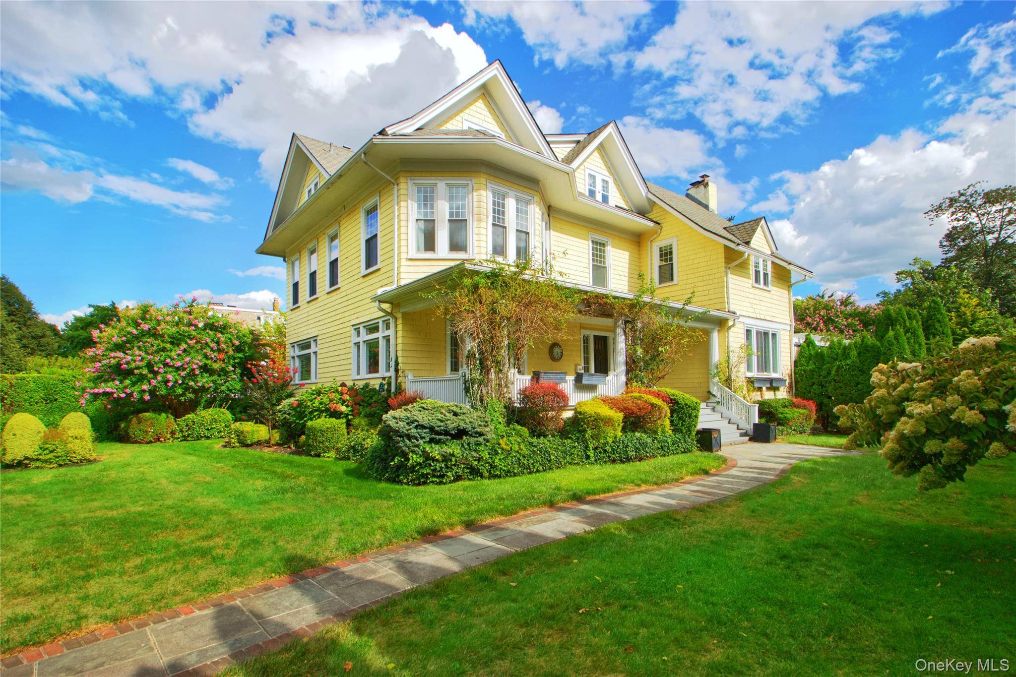 Luxury rental in the heart of Garden City s prime central section, this coveted Victorian offers over 4, 400 square feet of living space on a 0.