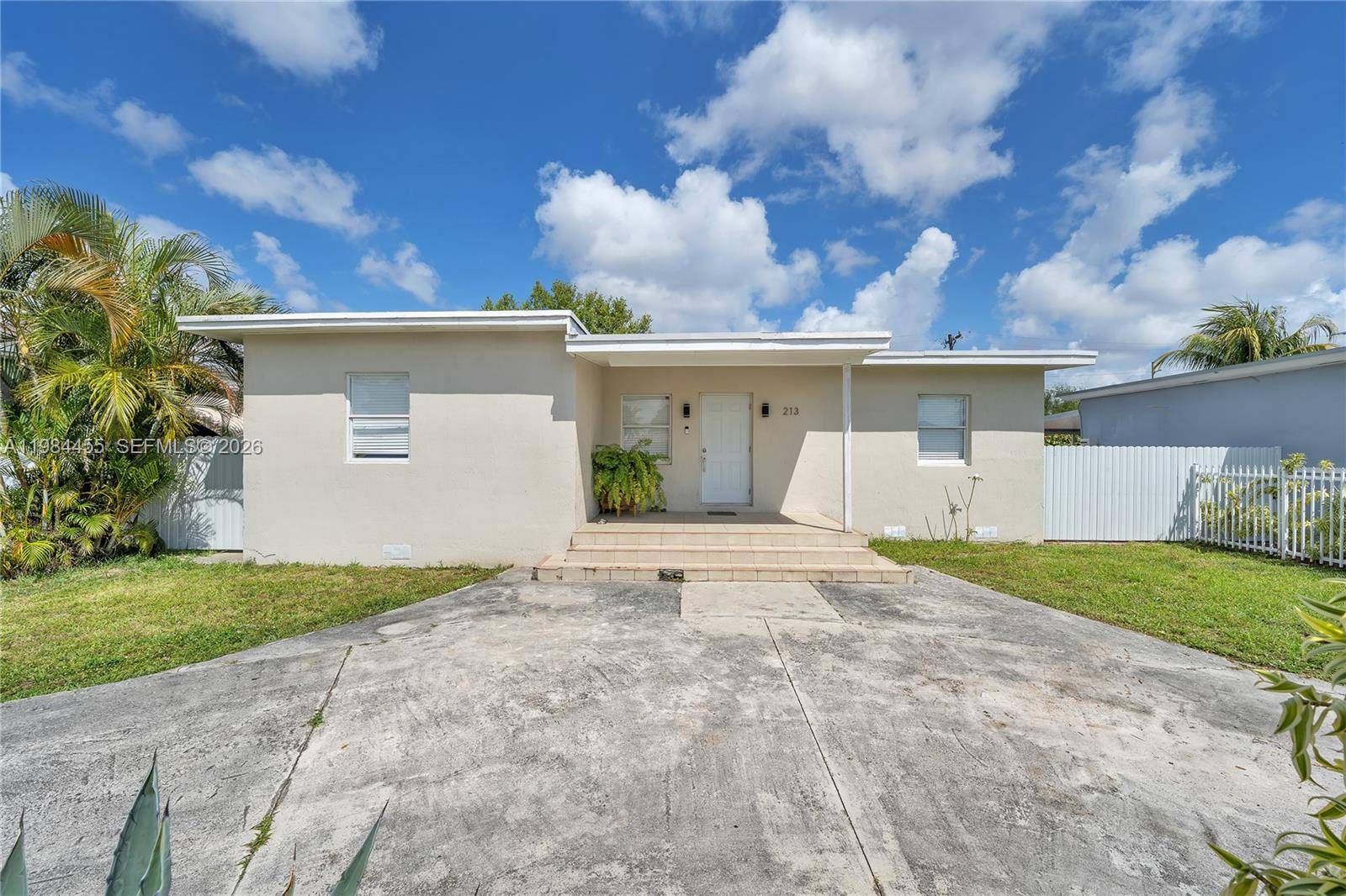 Beautiful and spacious 3 bedroom, 3 bathroom home located in a highly desirable area of Hialeah with convenient access to major highways.