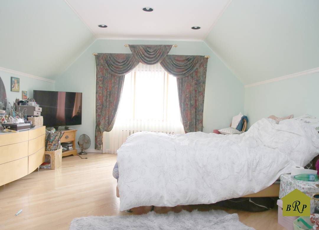 Prime Bensonhurst Fully Detached 1 can be Converted back to 3 family Opportunity !