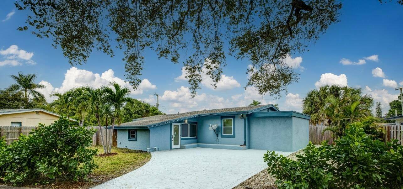Stunningly newly renovated 4bed 3bath Lauderdale Villas POOL Home with 2 spacious primary bedrooms.