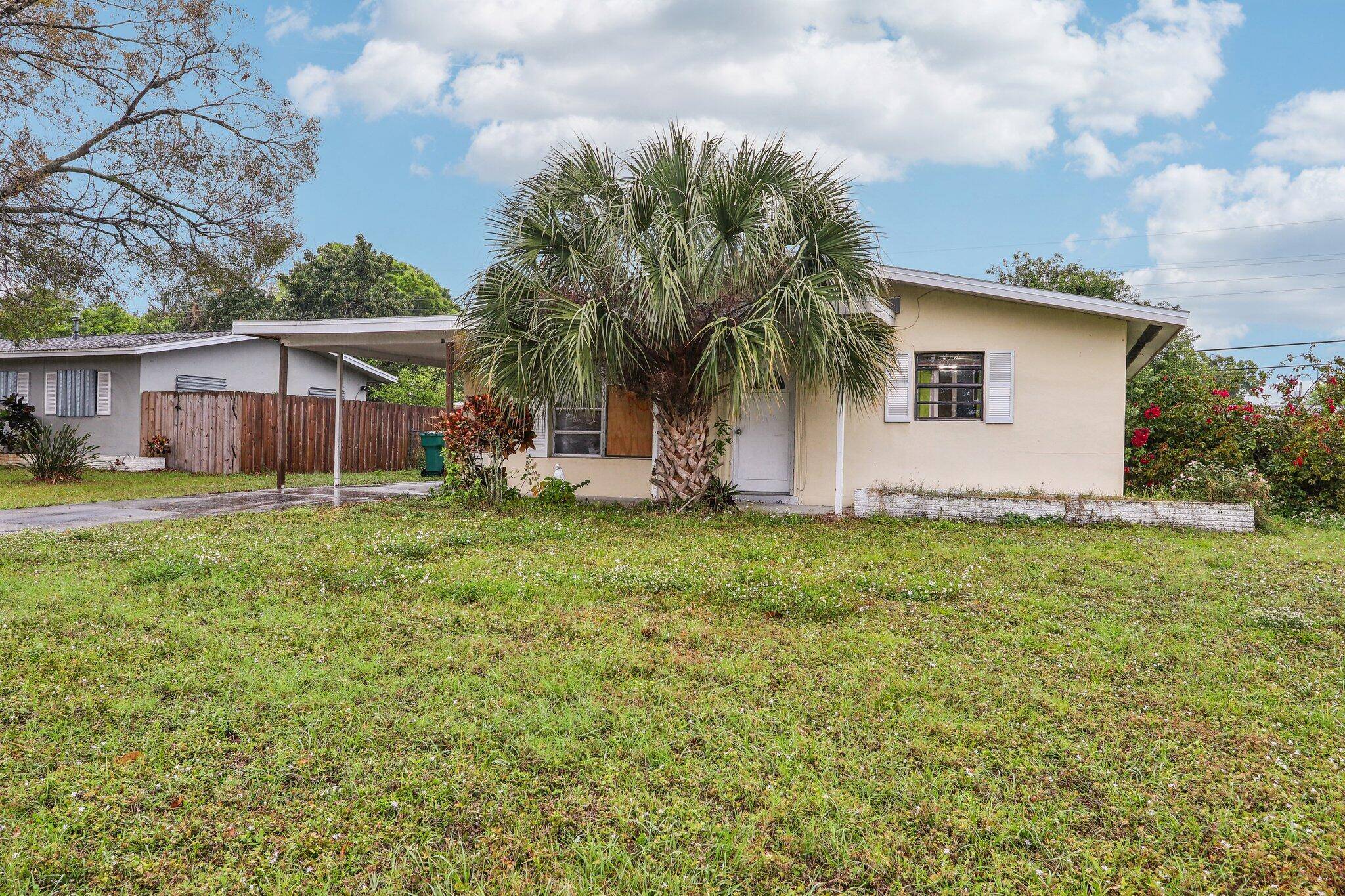 Investor Special ! Discover the potential in this 2 bedroom, 1 bathroom home with 907 sqft of living space !