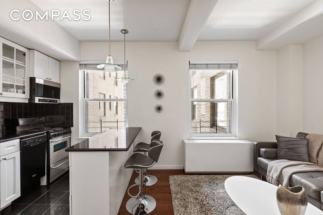Residence 1017 is a sunlit, city facing 1 bedroom nestled in the vibrant heart of Midtown Manhattan.