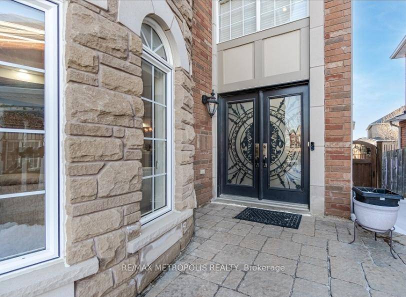 A Magnificent With 4 1 Beds, 5 Bath, Opulent and Huge Master's Bedroom W5pc Ensuite.